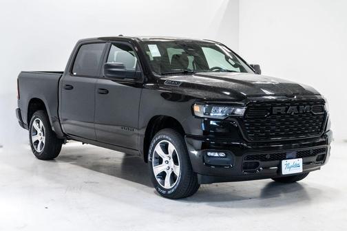 Diamond Black Crystal Pearlcoat 2026 RAM 1500 Express