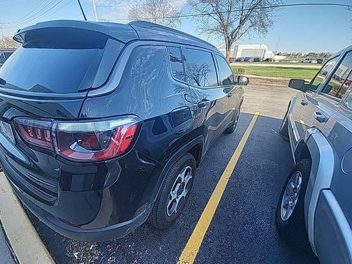 Diamond Black Crystal Pearlcoat 2022 Jeep Compass Trailhawk