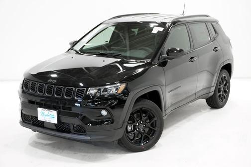 Diamond Black Crystal Pearlcoat 2026 Jeep Compass Latitude