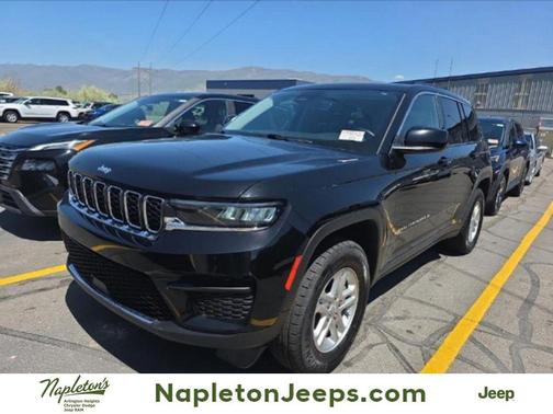 Diamond Black Crystal Pearlcoat 2024 Jeep Grand Cherokee Laredo