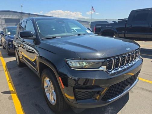 Diamond Black Crystal Pearlcoat 2024 Jeep Grand Cherokee Laredo