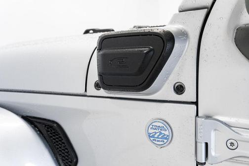 Silver Zynith Clearcoat 2024 Jeep Wrangler 4xe Sahara