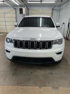 Photo 2 of 16 of 2019 Jeep Grand Cherokee Laredo