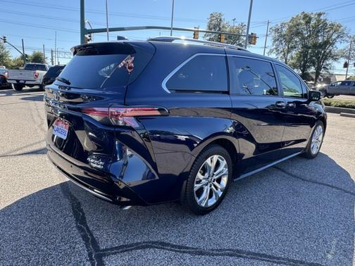 2021 Toyota Sienna LIMITED 7 PASSENGER
