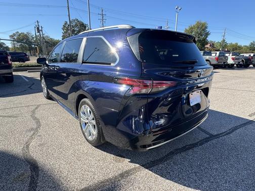 2021 Toyota Sienna LIMITED 7 PASSENGER