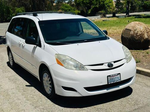 Natural White 2007 Toyota Sienna LE