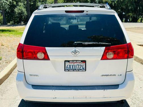 Natural White 2007 Toyota Sienna LE