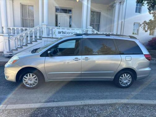 2005 Toyota Sienna LE