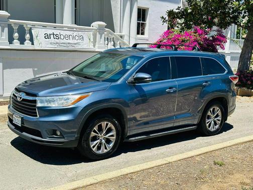 Blue 2015 Toyota Highlander XLE