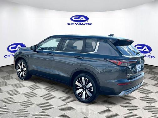 Graphite Gray 2025 Mitsubishi Outlander SE