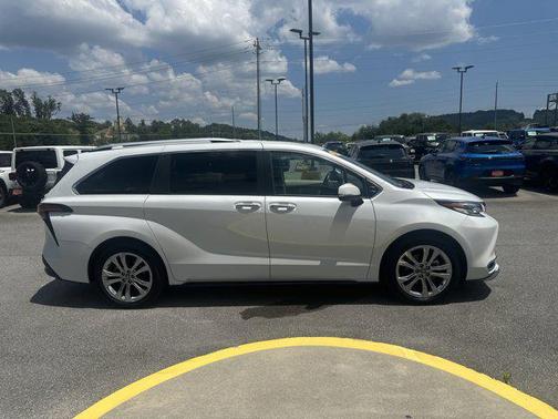 2022 Toyota Sienna Platinum 7 Passenger