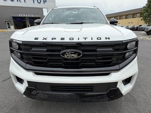 Star White Metallic Tri-Coat 2026 Ford Expedition Max Platinum