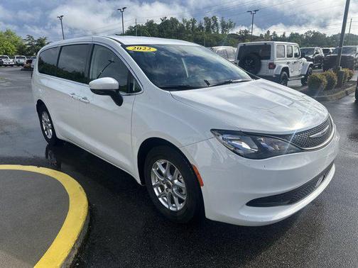 2022 Chrysler Voyager LX