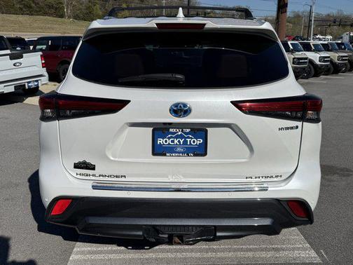 White 2022 Toyota Highlander Hybrid Platinum