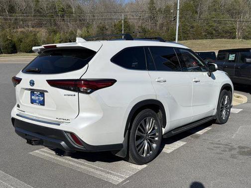 White 2022 Toyota Highlander Hybrid Platinum