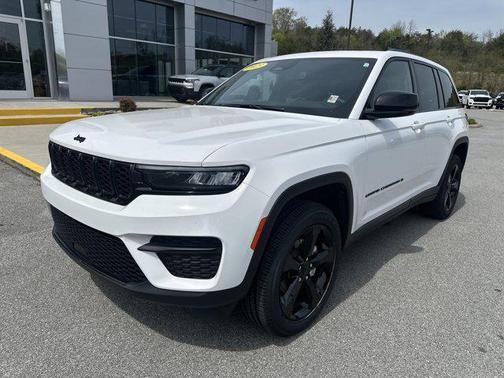 Bright White Clearcoat 2023 Jeep Grand Cherokee Altitude