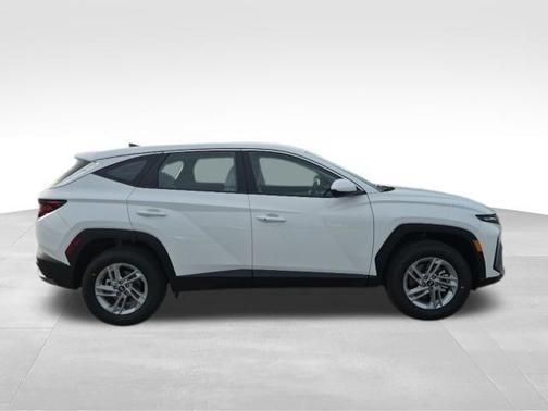 White Pearl 2026 Hyundai TUCSON SE