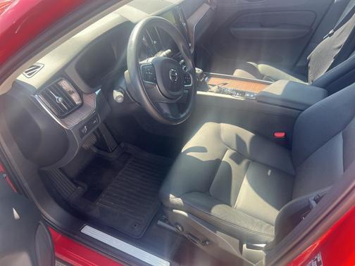 2021 Volvo XC60 T5 Momentum