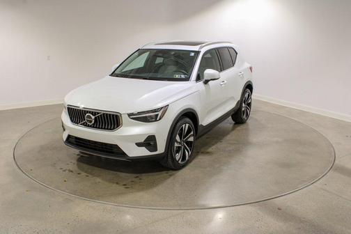 2025 Volvo XC40 B5 Plus Bright Theme