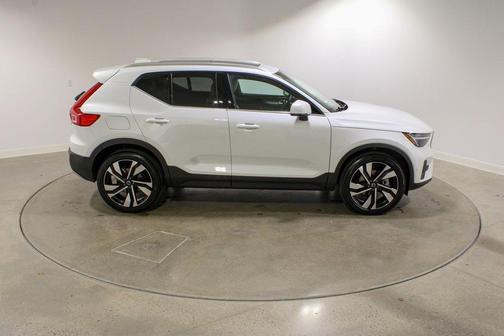 2025 Volvo XC40 B5 Plus Bright Theme