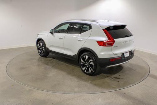 2025 Volvo XC40 B5 Plus Bright Theme