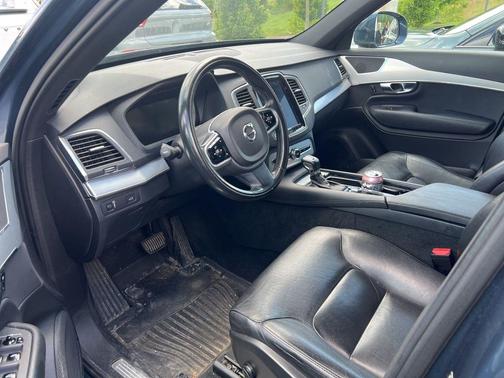 Denim Blue Metallic 2018 Volvo XC90 T5 Momentum