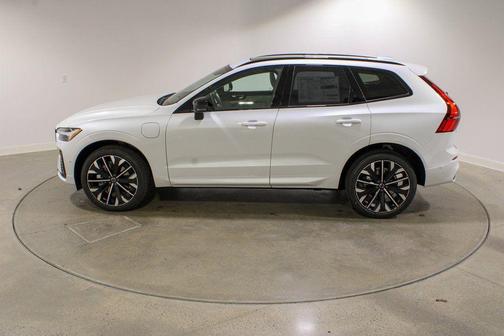 Crystal White Metallic 2026 Volvo XC60 Plug-In Hybrid T8 Ultra
