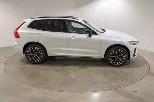Crystal White Metallic 2026 Volvo XC60 Plug-In Hybrid T8 Ultra
