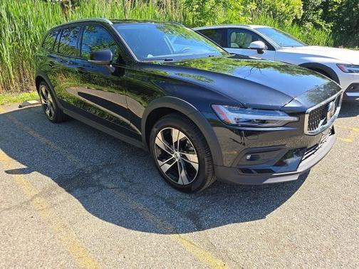 Onyx Black Metallic 2025 Volvo V60 Cross Country Plus, B5 AWD Gas (mild hybrid)