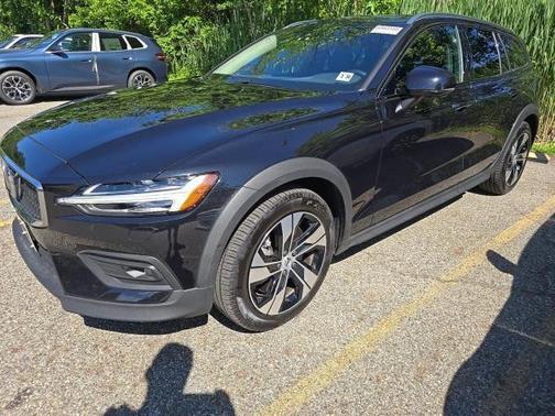 Onyx Black Metallic 2025 Volvo V60 Cross Country Plus, B5 AWD Gas (mild hybrid)
