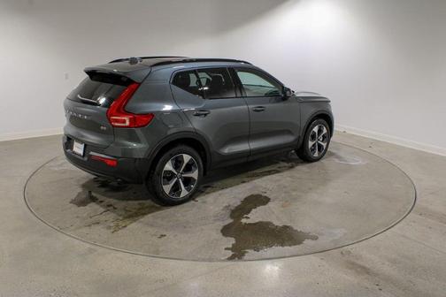 2026 Volvo XC40 Core, B5 AWD Gas (mild hybrid), Dark
