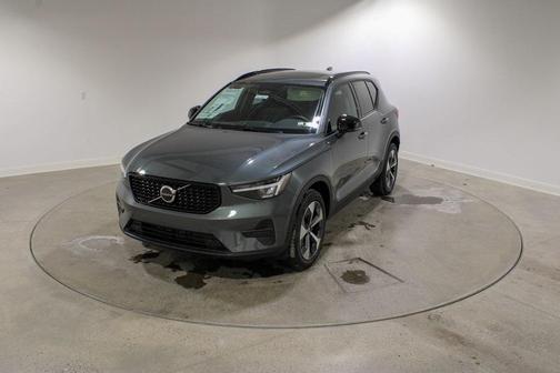 2026 Volvo XC40 Core, B5 AWD Gas (mild hybrid), Dark