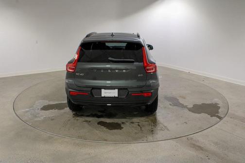 2026 Volvo XC40 Core, B5 AWD Gas (mild hybrid), Dark