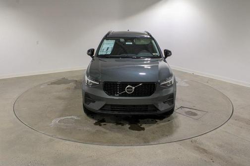 2026 Volvo XC40 Core, B5 AWD Gas (mild hybrid), Dark