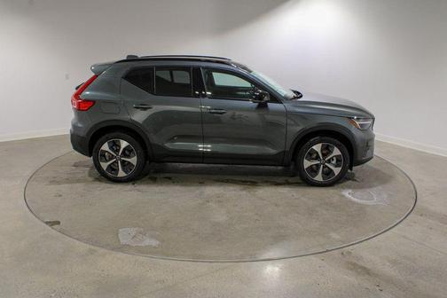 2026 Volvo XC40 Core, B5 AWD Gas (mild hybrid), Dark