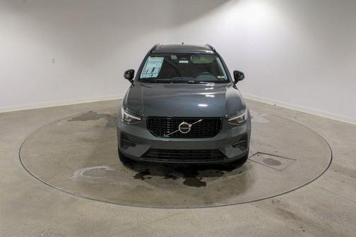 2026 Volvo XC40 Core, B5 AWD Gas (mild hybrid), Dark