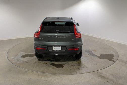 2026 Volvo XC40 Core, B5 AWD Gas (mild hybrid), Dark