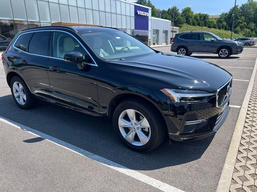 Onyx Black Metallic 2022 Volvo XC60 B5 Momentum