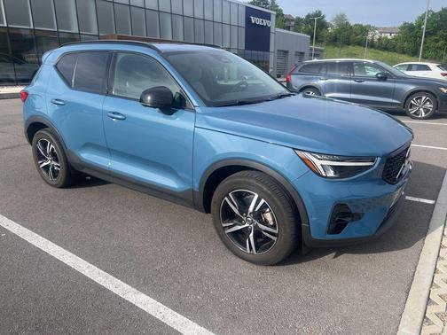 Fjord Blue Metallic 2023 Volvo XC40 B5 Plus Dark Theme
