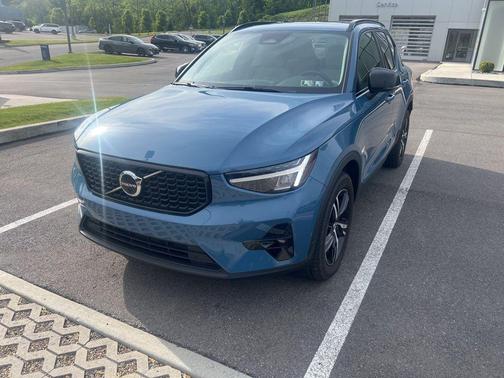 Fjord Blue Metallic 2023 Volvo XC40 B5 Plus Dark Theme