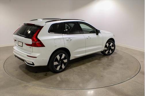 2025 Volvo XC60 Plug-In Hybrid T8 Plus