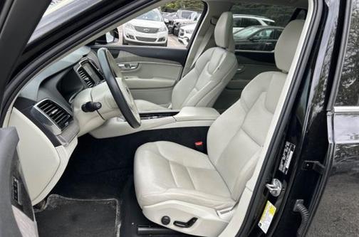 Onyx Black Metallic 2023 Volvo XC90 B5 Plus