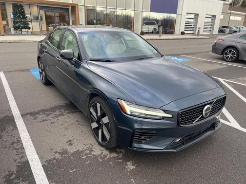 2024 Volvo S60 Recharge Plug-In Hybrid T8 Ultimate Dark Theme