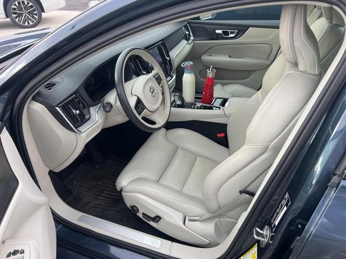 2024 Volvo S60 Recharge Plug-In Hybrid T8 Ultimate Dark Theme