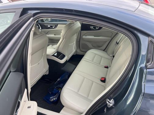 2024 Volvo S60 Recharge Plug-In Hybrid T8 Ultimate Dark Theme