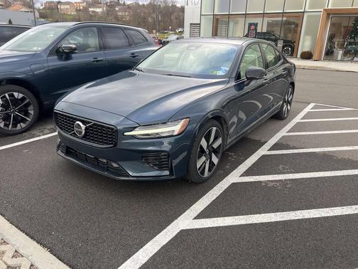 2024 Volvo S60 Recharge Plug-In Hybrid T8 Ultimate Dark Theme