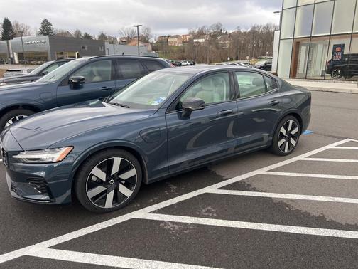 2024 Volvo S60 Recharge Plug-In Hybrid T8 Ultimate Dark Theme