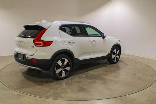 Ice White 2020 Volvo XC40 T5 Momentum