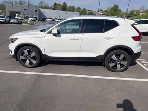 Ice White 2020 Volvo XC40 T5 Momentum