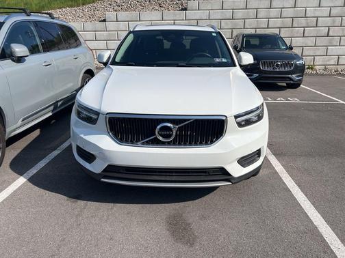 Ice White 2020 Volvo XC40 T5 Momentum